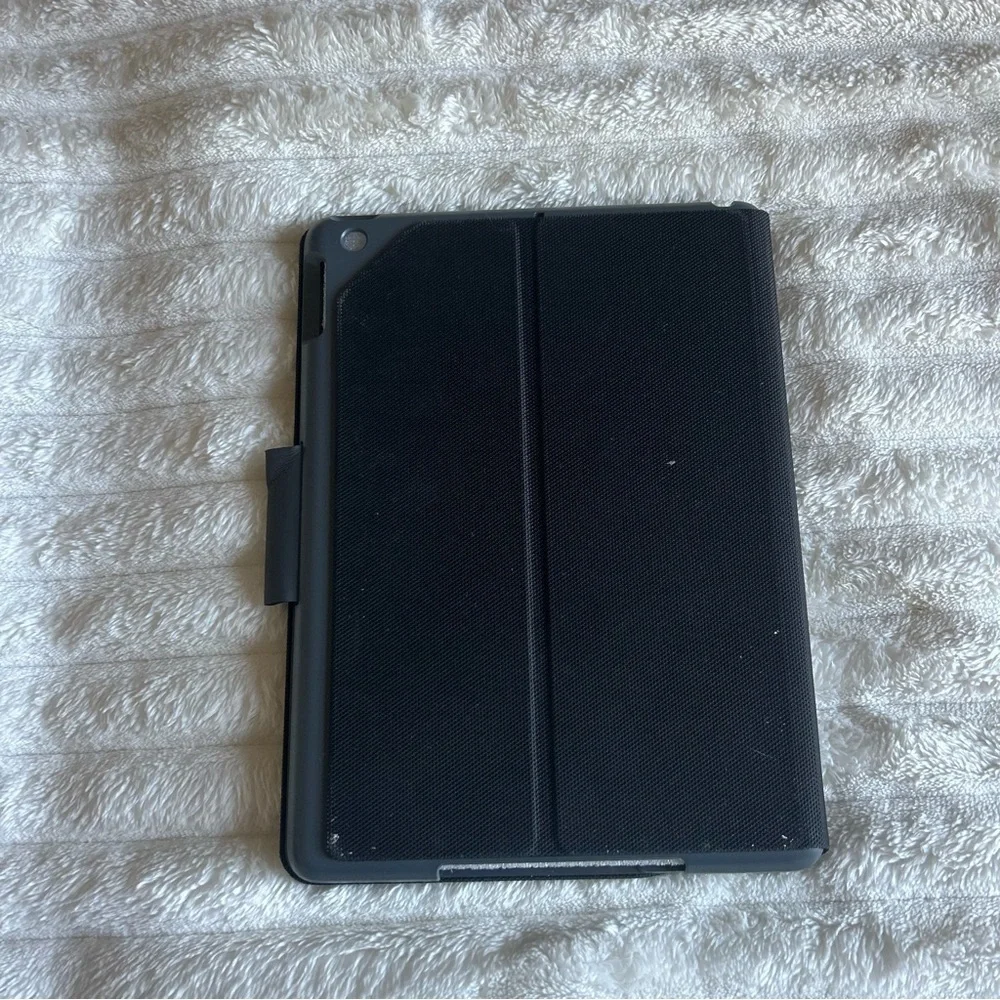 Logitech Slim Folio Keyboard Case for iPad (5th and 6th Generation) - Dark Gray - Picture 7 of 7